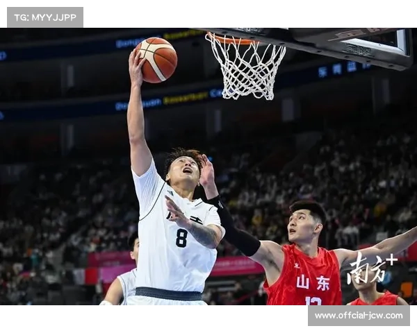 长沙赛区球迷热情欢迎山东男篮，主场氛围浓厚